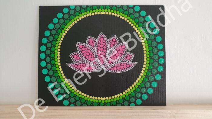 De Energie Buddha - Mandala Dot Painting - Groot canvas - Waterlelie in rozetinten omringd met groentinten
